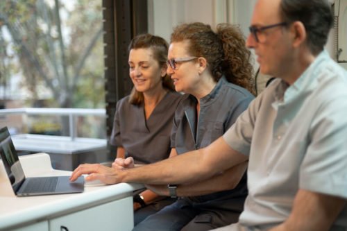 equipo-clinico-trabajando-clinica-vas